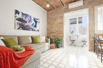 Happy People Sagrada Familia Gaudi Apartment Barcelona