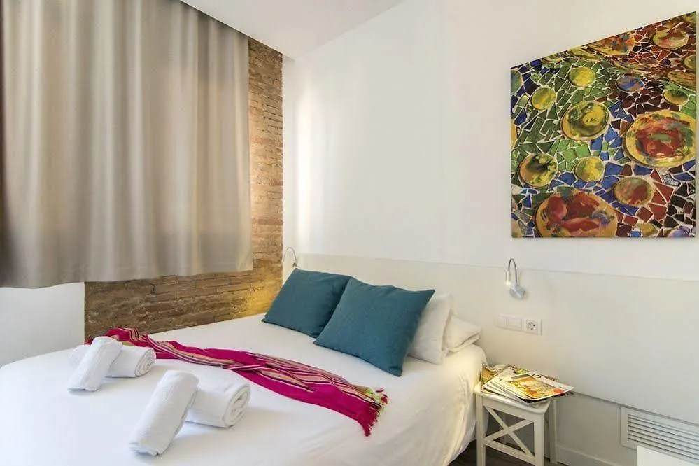Happy People Sagrada Familia Gaudi Apartment Barcelona